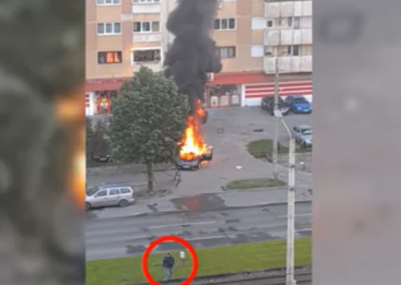 Un bărbat îmbrăcat în negru, surprins la locul exploziei unde și-a pierdut viața Ioan Crișan