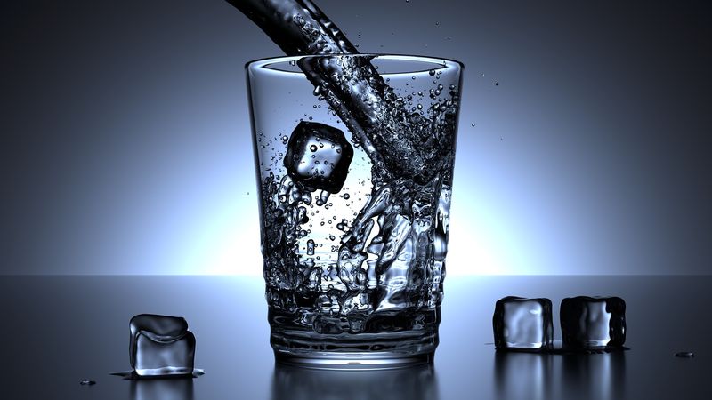 Câți litri de apă trebuie să bei pe zi în funcție de greutatea pe care o ai
