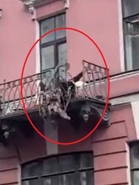 Au căzut de la balconul apartamentului