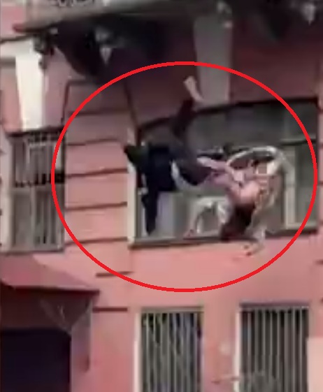 Au căzut de la balconul apartamentului