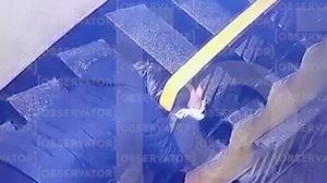 Femeie urca scări în genunchi