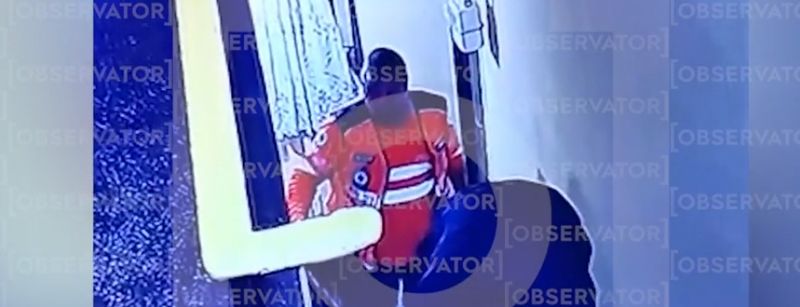 Femeie urca scări &icirc;n genunchi