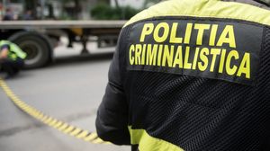 Crimă șocantă la Bacău. Un bărbat și-a ucis iubita de față cu fetița sa de trei ani: "Tati a tăiat pe mami"