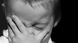 Un copil de 9 ani a înecrcat să-și salveze mama și a fost înjunghiat de propriul tată! În ce stare se află micuțul 