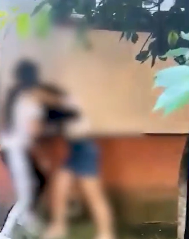 Două adolescente și-au &icirc;mpărțit pumni și picioare din cauza unui băiat