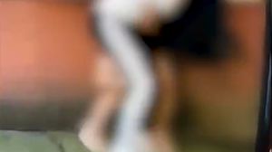 Două adolescente și-au împărțit pumni și picioare din cauza unui băiat în cartierul Rahova din Capitală