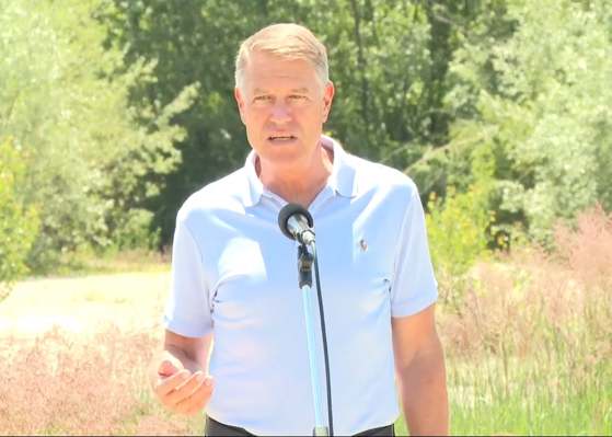 Klaus Iohannis a participat la o acţiune de ecologizare
