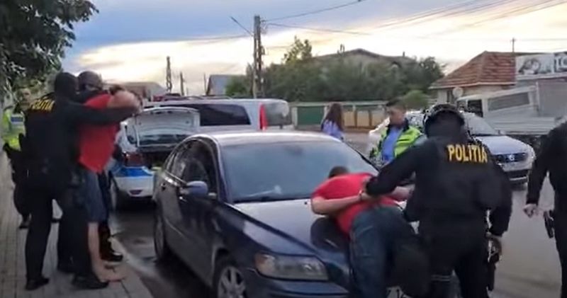 Momentul în care atacatorii activistului buzoian au fost prinși de oamenii legii  activist