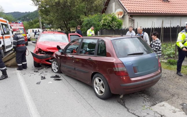  Un autoturism a pierdut controlul volanului și a intrat pe contrasens