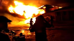 Incendiu puternic la un depozit din Bârlad! A fost nevoie de 63 de pompieri să stingă focul