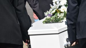 O femeie care a murit, din Spania, a interzis prin propriul necrolog familiei să vină la înmormântare 