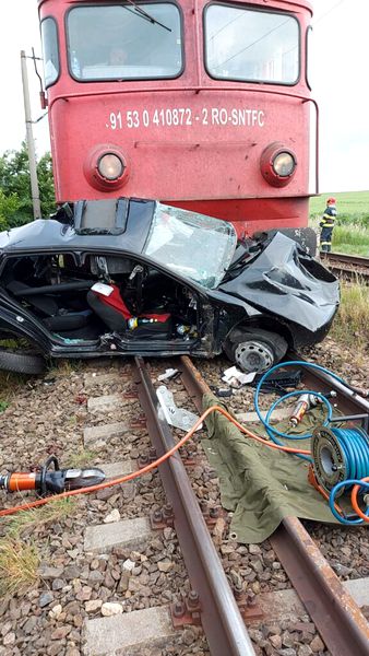 Șoferul mașinii oprise pe calea ferată, fiind acroșat violent de accelerat