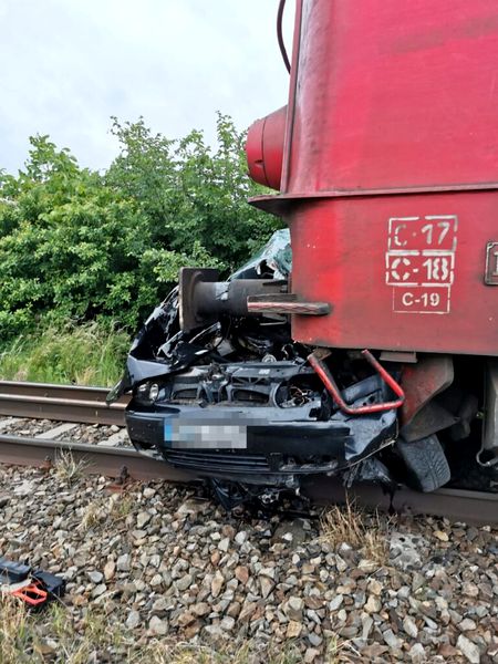 Și-a pierdut viața într-un accident feroviar, după ce mașina în care se afla a fost lovită în plin.