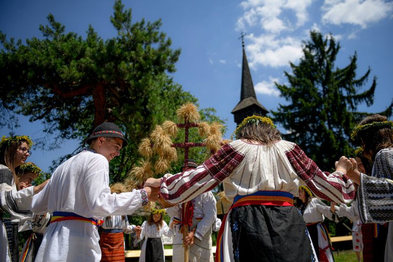 Ce se dă de pomană și de ce este bine să mergi la cimitir de Moşii de S&acirc;nziene