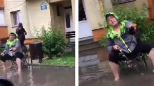 Un bărbat a fost surprins pescuind în fața blocului