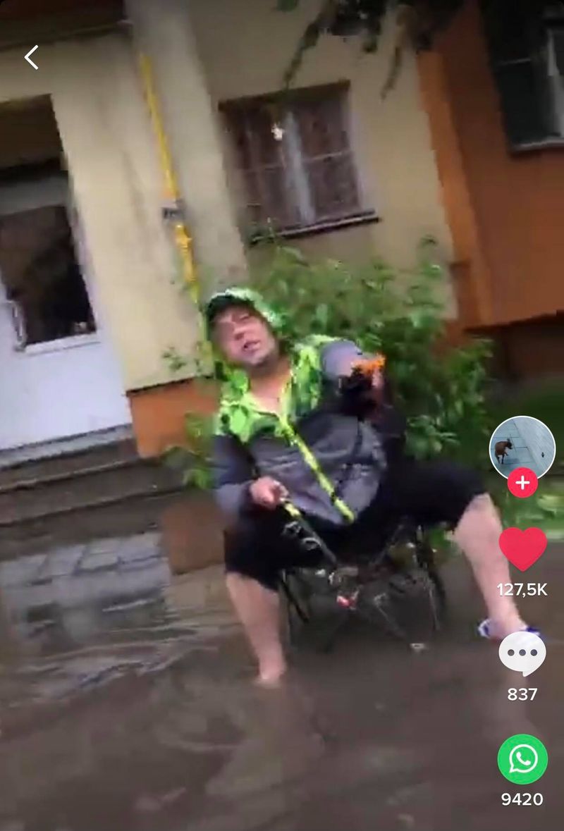 Un bărbat a fost surprins pescuind în fața blocului