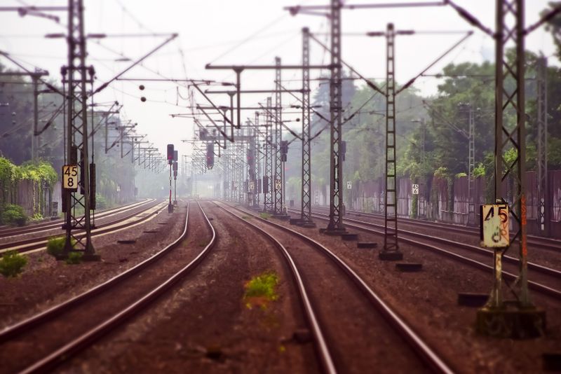 Mai mulți pasageri ai unui tren cu destinația București Nord au stat ore în șir fără apă și-n căldură