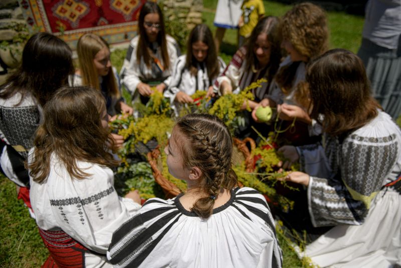 S&acirc;nzienele 2021. Fetele &icirc;și visează ursitul &icirc;n noaptea de 23 iunie