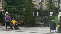 Un cerșetor cu dizabilități a rămas fără banii primiți de la oameni, după ce Poliția i-a confiscat. Reacțiile dure ale internauților: ”Se vede clar că nu poate munci”