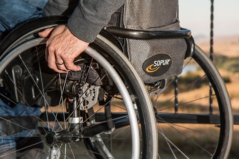 Un cerșetor cu dizabilități a rămas fără banii primiți de la oameni