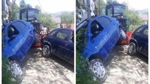 Mocănița a lovit 2 mașini parcate