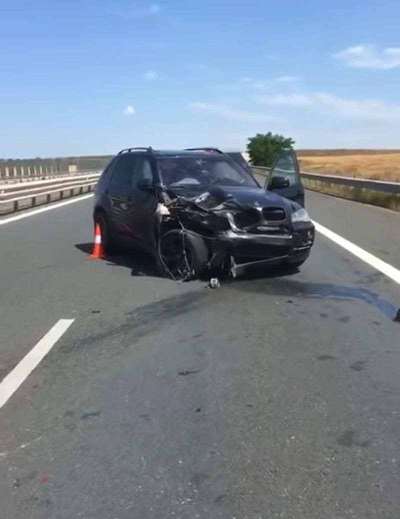 Din primele informații oferite de anchetatori, accidentul s-a produs &icirc;ntre două automobile și au rezultat 3 victime.