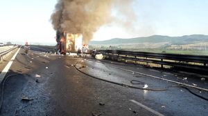 Un autotren a luat foc pe autostrada Sibiu-Deva