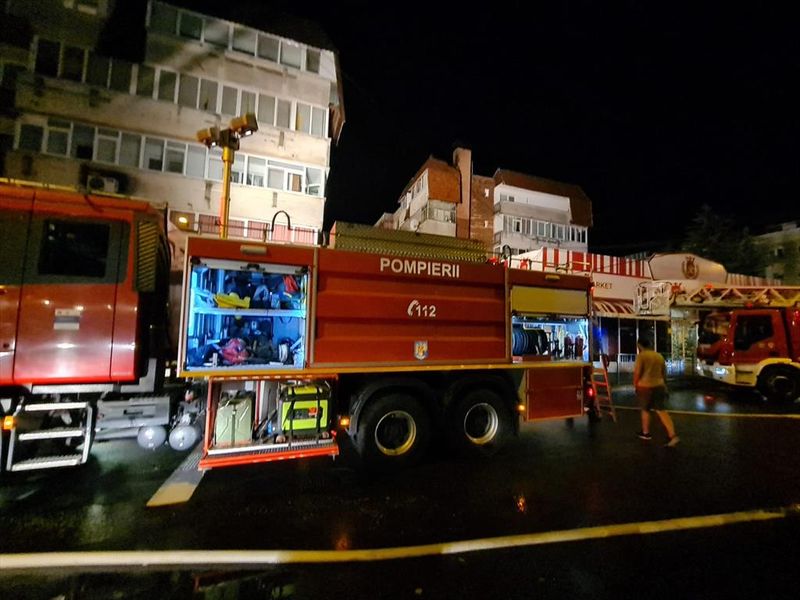 În urma incidentului, la fața locului s-au deplasat pompierii și un echipaj medical