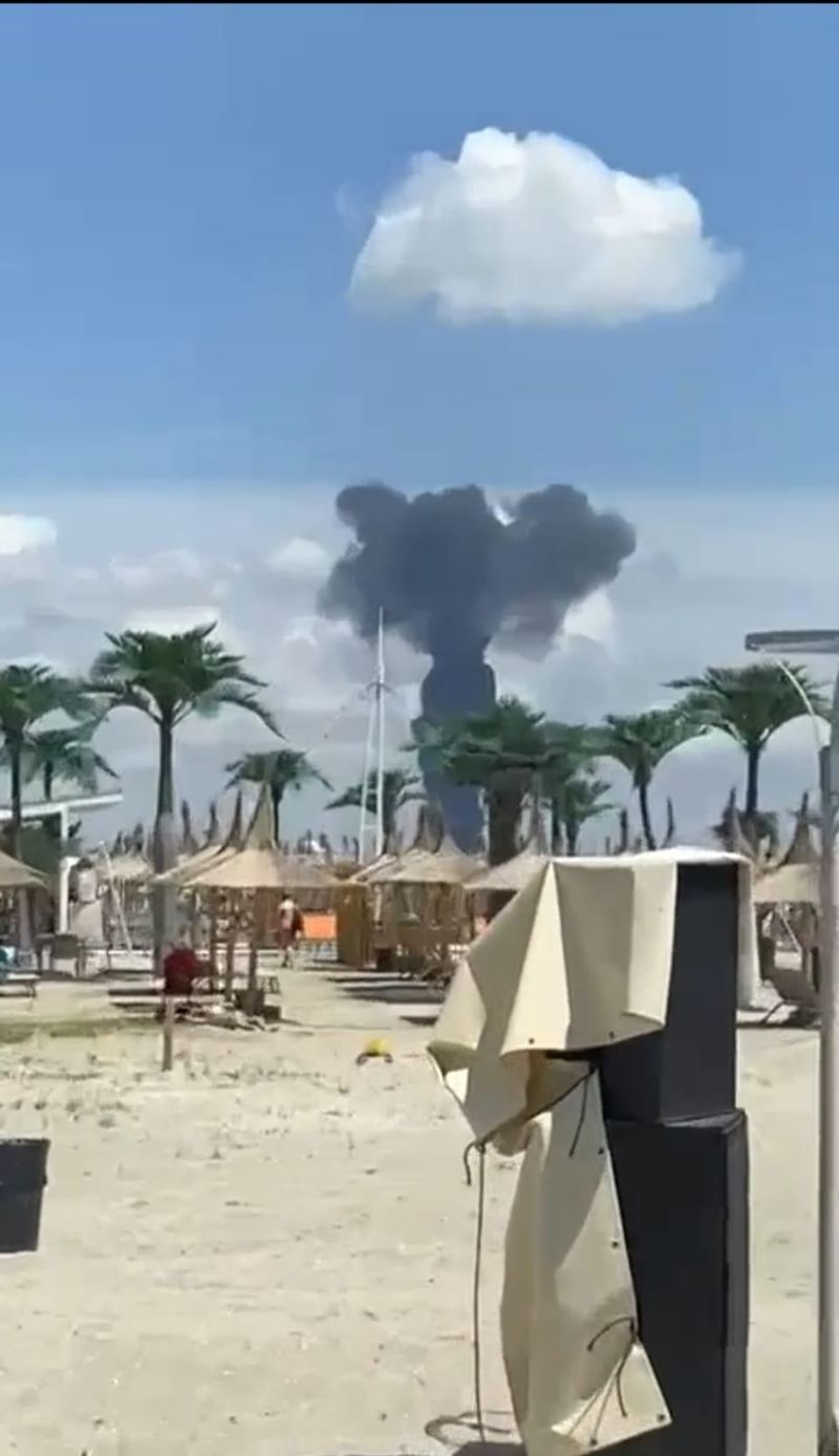 Un incendiu puternic a izbucnit la Rafinăria Petromidia din Năvodari, după o explozie.