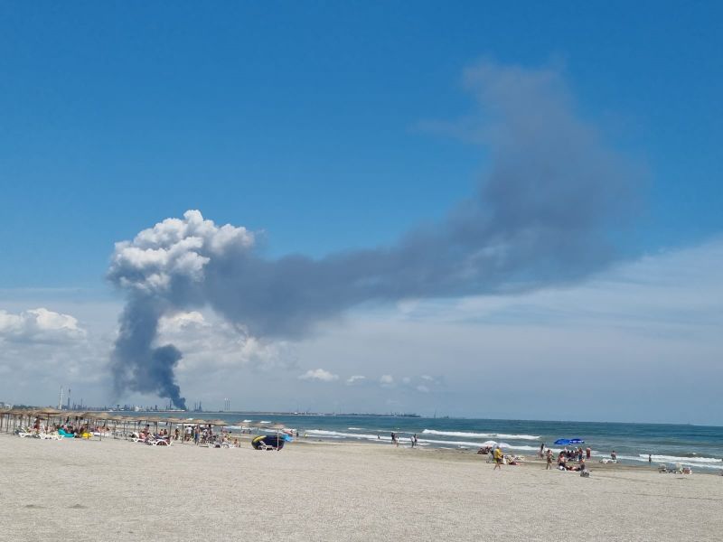 Explozie Rafinăria Petromidia din Năvodari. Turiștii de pe litoral sunt în pericol