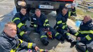Pompierii epuizați după lichidarea incendiului de la rafinărie