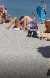 Captură din filmulețul în care cei doi se sărută cu patos 