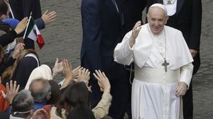 Papa Francisc va fi operat la colon