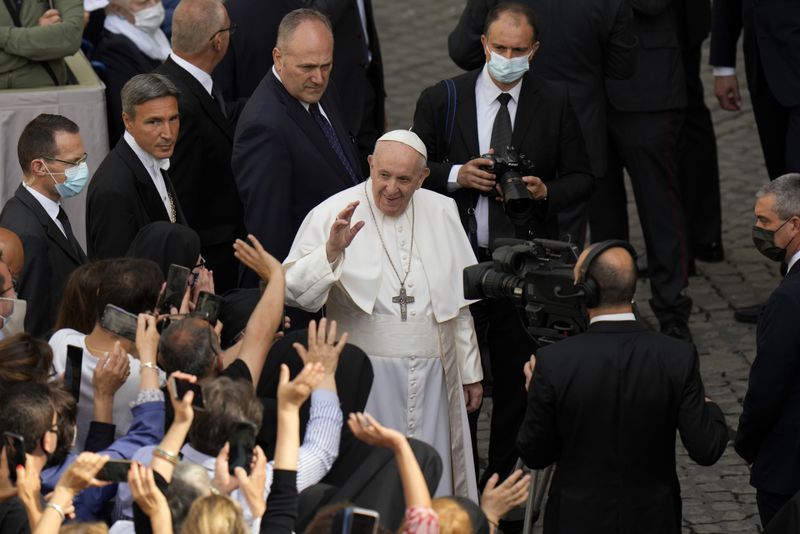 Papa Francisc va fi operat la colon