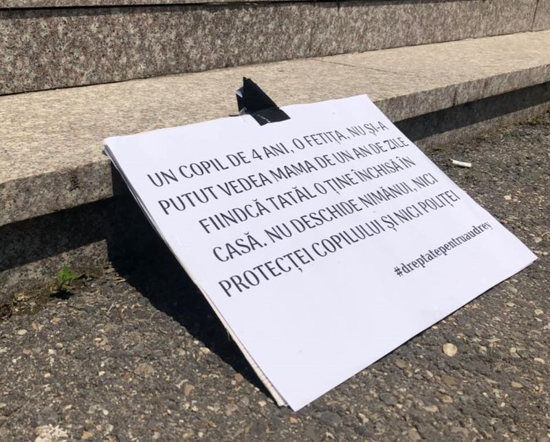 O mamă disperată că nu e lăsată să-și vadă fetița