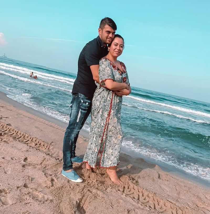 Oana Roman și partenerul ei, &icirc;n ipostaze tandre la mare