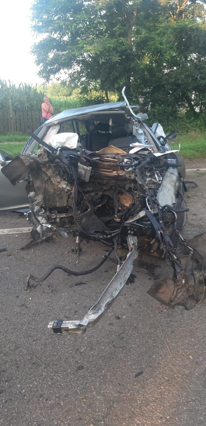 Șoferul a pierdut controlul volanului și s-a izbit de un copac