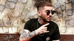 Fulgy s-a filmat cu două tinere în dormitor