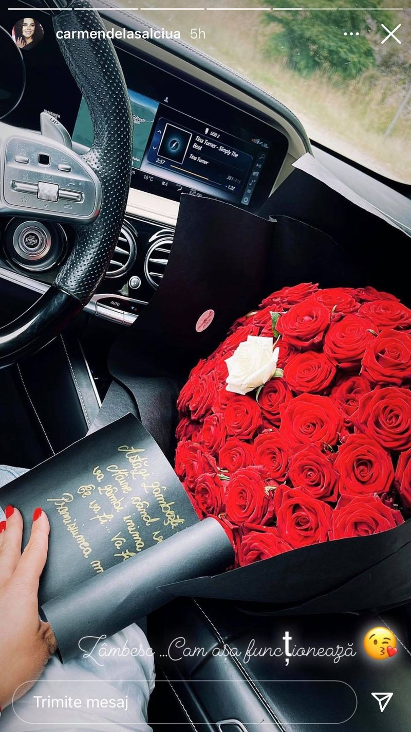 Carmen de la Sălciua a primit un buchet de flori
