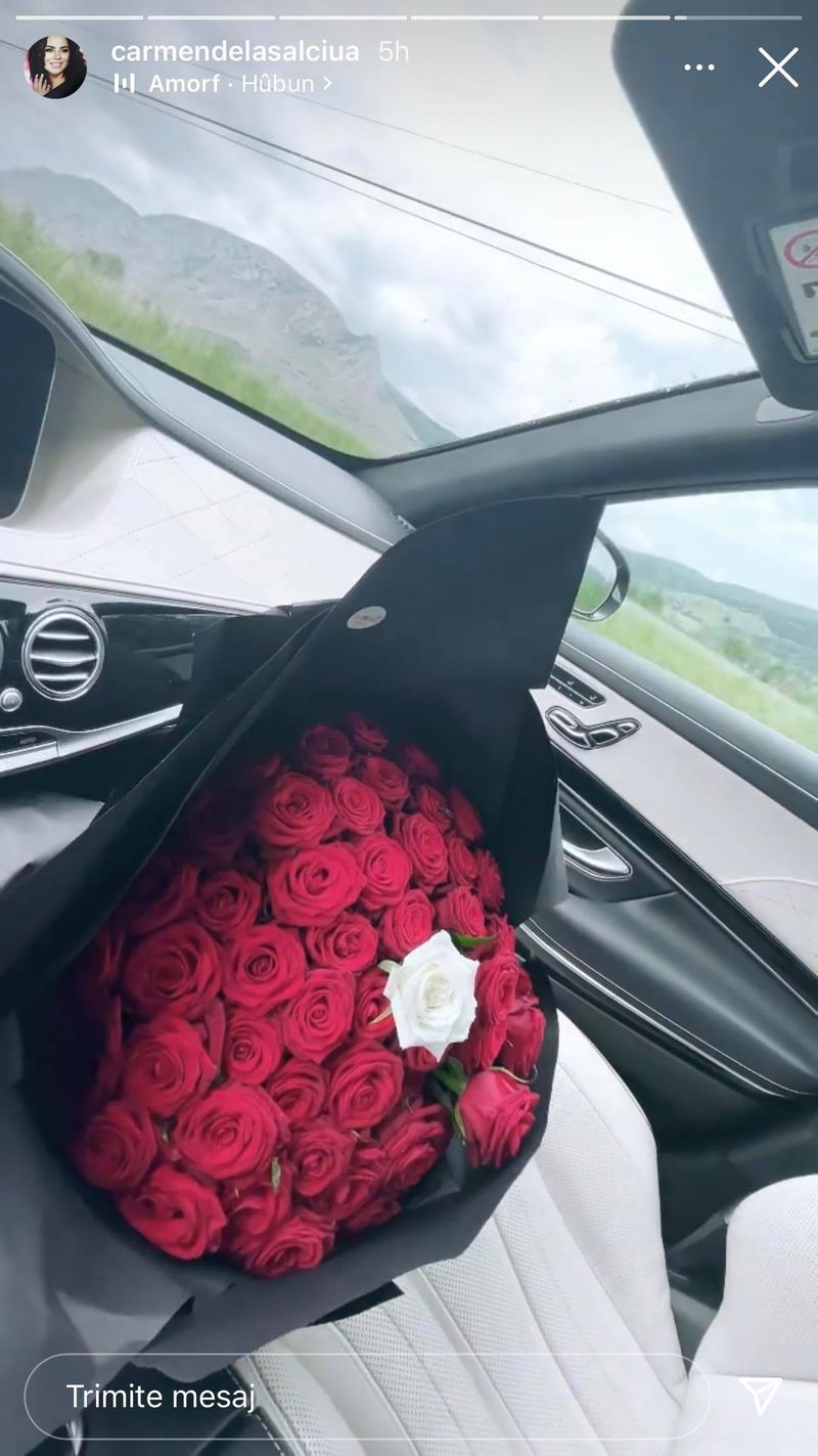 Carmen de la Sălciua a primit un buchet de flori