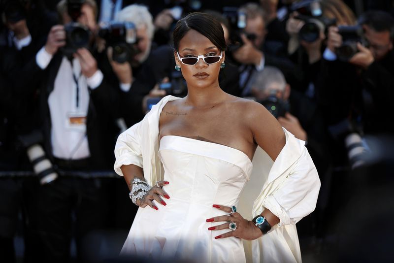 Rihanna își închiriază vila! Cât costă să locuiești în casa cântăreței?