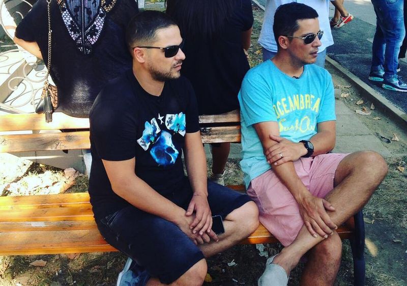 Ce relație au frații Viziru?