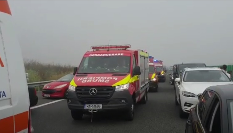 Un șofer a intrat în coloana oprită de pe A2, în accidentul care a implicat 55 de mașini