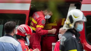 Copil de trei ani a căzut de la fereastră