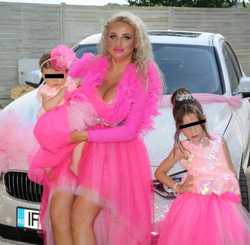 Imagini de la botezul Antoniei, fiica cea mică a Sânzianei Buruiană și a lui Nicolae Zuluf 