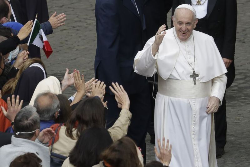 Papa Francisc a adresat un mesaj mulțimii