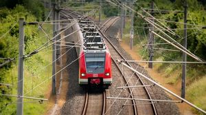 Tren blocat două ore pe șine