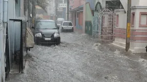 ALERTĂ COD PORTOCALIU! Inundații pe râuri din 26 de județe până marți noapte