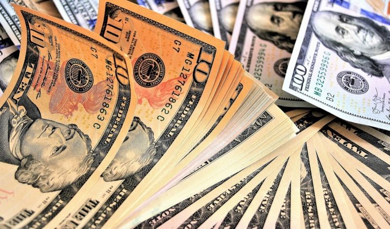 Cât valorează un euro și un dolar