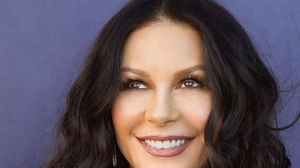 Cum arată Catherine Zeta-Jones în costum de baie la 51 de ani